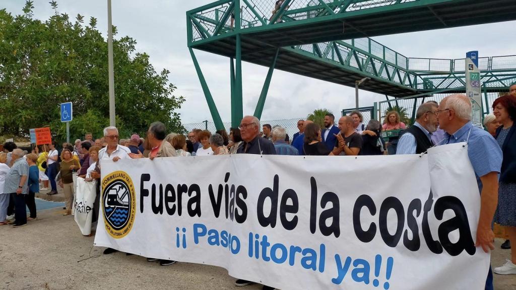 Concentración para exigir la retirada de vías de la costa.