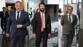 El presidente de las Cortes, Carlos Pollán, el vicepresidente de la Junta, Juan García-Gallardo, y el consejero de Industria, Mariano Veganzones, este viernes.