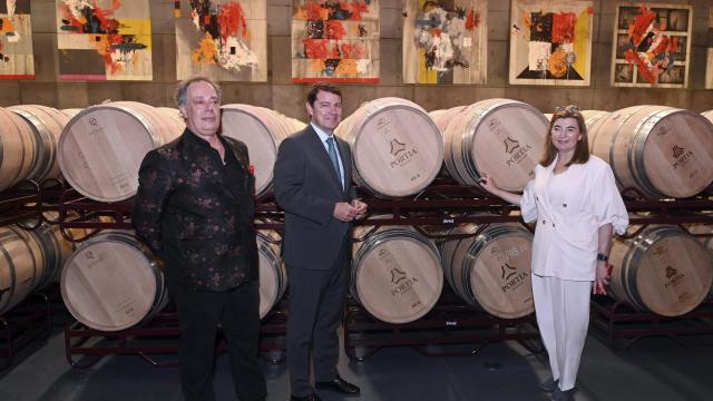 El presidente de la Junta de Castilla y León, Alfonso Fernández Mañueco, inaugura la exposición ‘Tipologías y Paradigmas’ de José Manuel Ciria en Bodegas Portia, en Gumiel de Izán