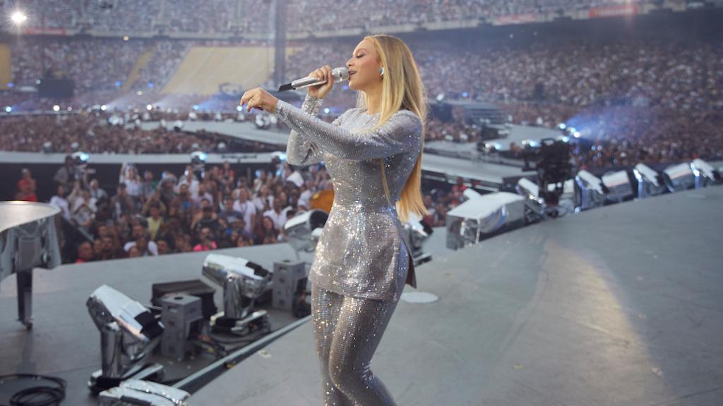 Beyoncé, vestida de Stella McCartney, durante su concierto en el Estadi Olímpic de Barcelona.