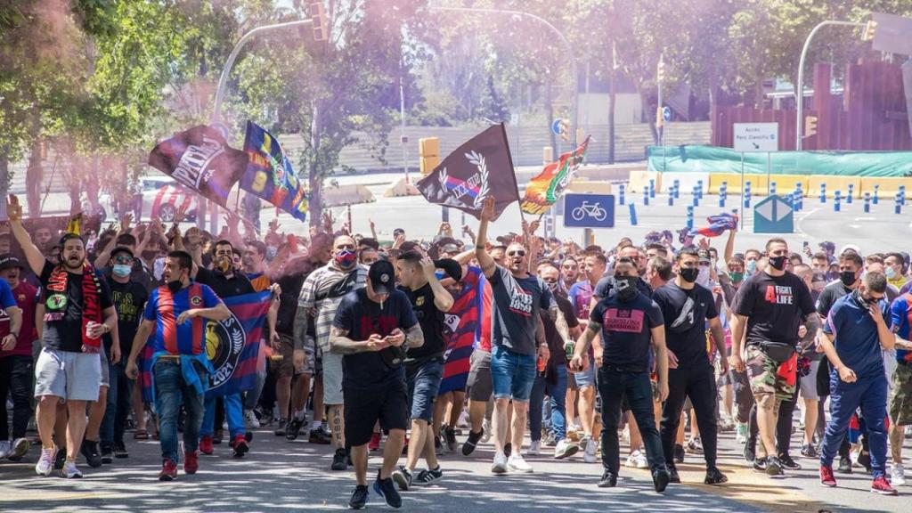 Ultras del FC Barcelona camino del Camp Nou