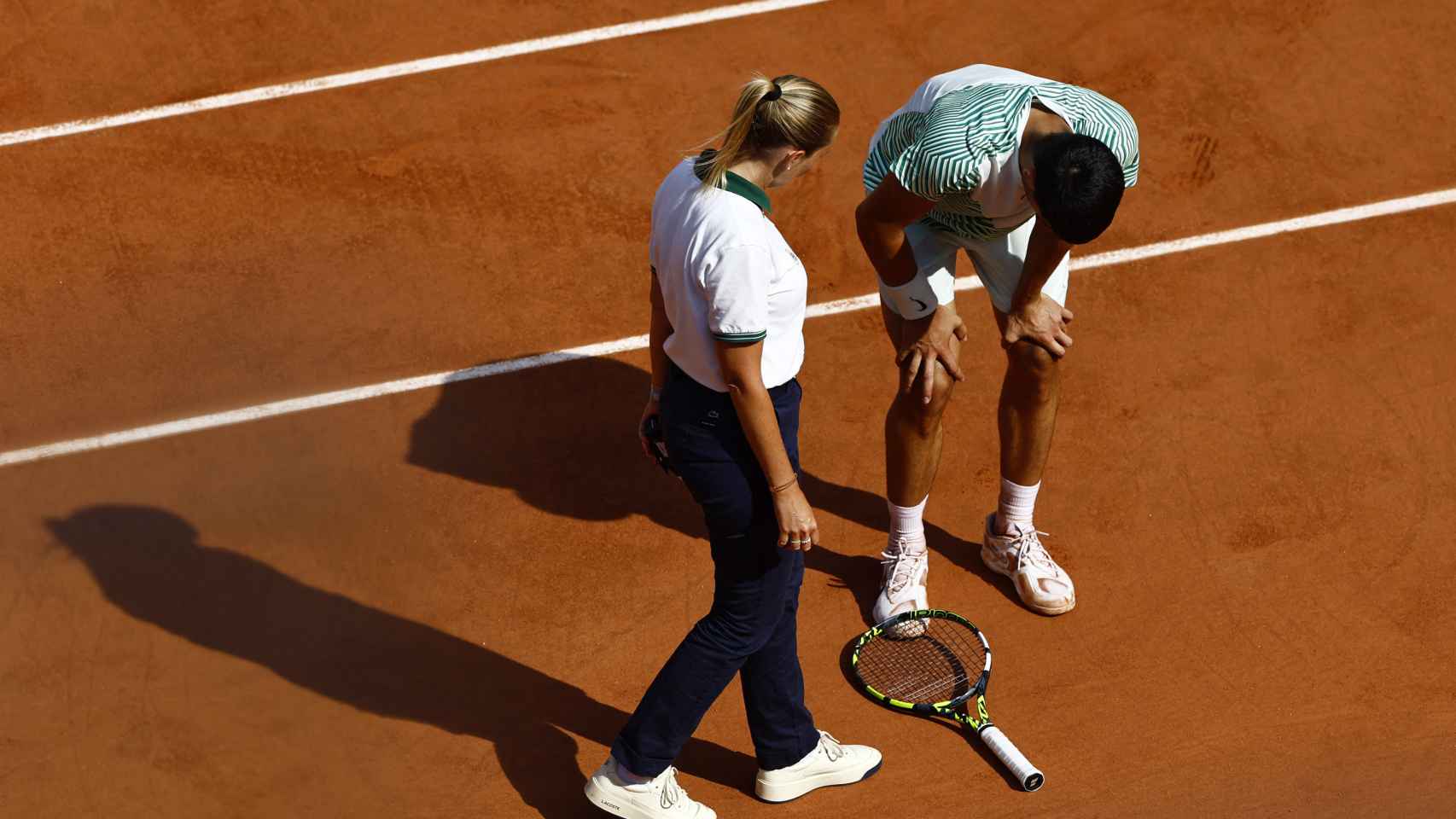 Carlos Alcaraz se lesiona durante el partido ante Novak Djokovic en Roland Garros
