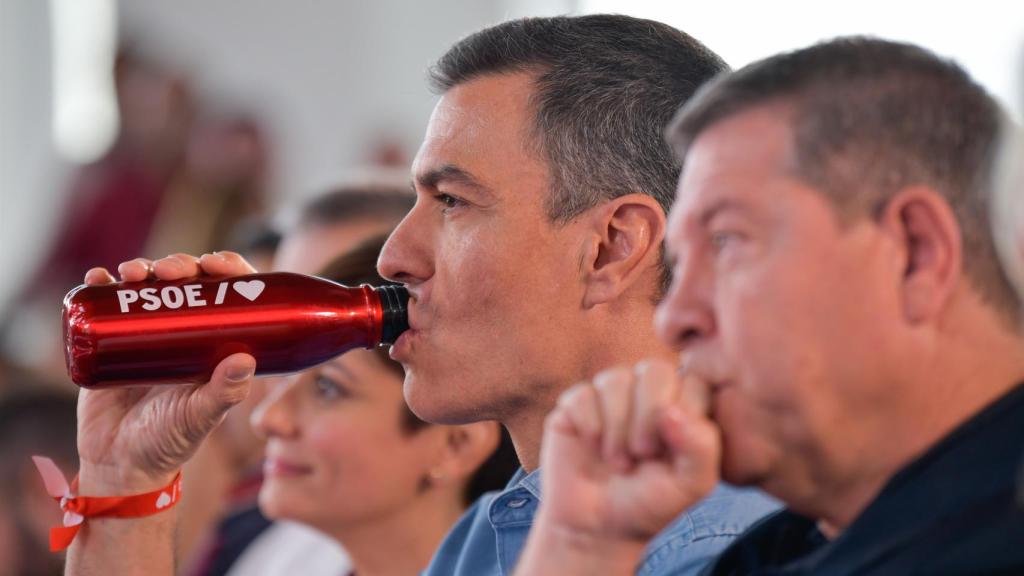 Pedro Sánchez y Emiliano García-Page en un acto de campaña para el 28-M