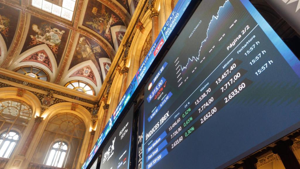 Dos paneles del Ibex en el Palacio de la Bolsa de Madrid.