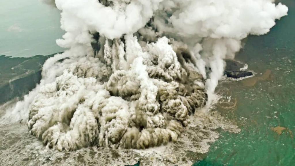 Volcán Anak Krakatoa en erupción.