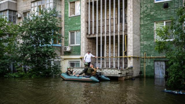 Convencer a los civiles para que no posterguen su evacuación está siendo más complicado de lo previsto.