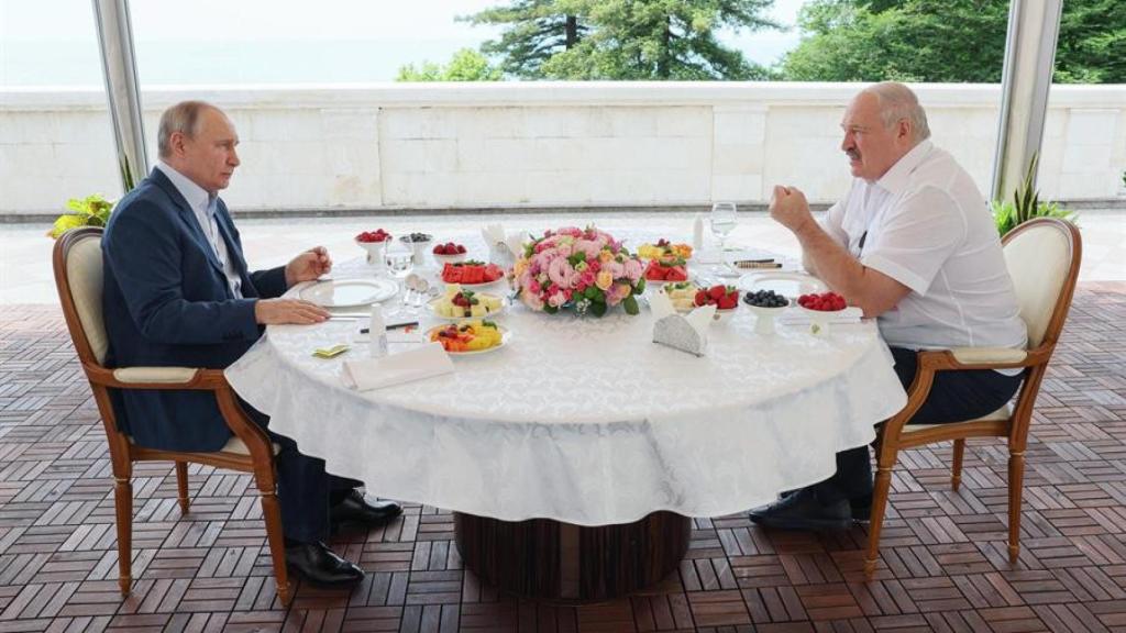 El presidente ruso Vladimir Putin se reúne con el presidente bielorruso Alexander Lukashenko en Sochi