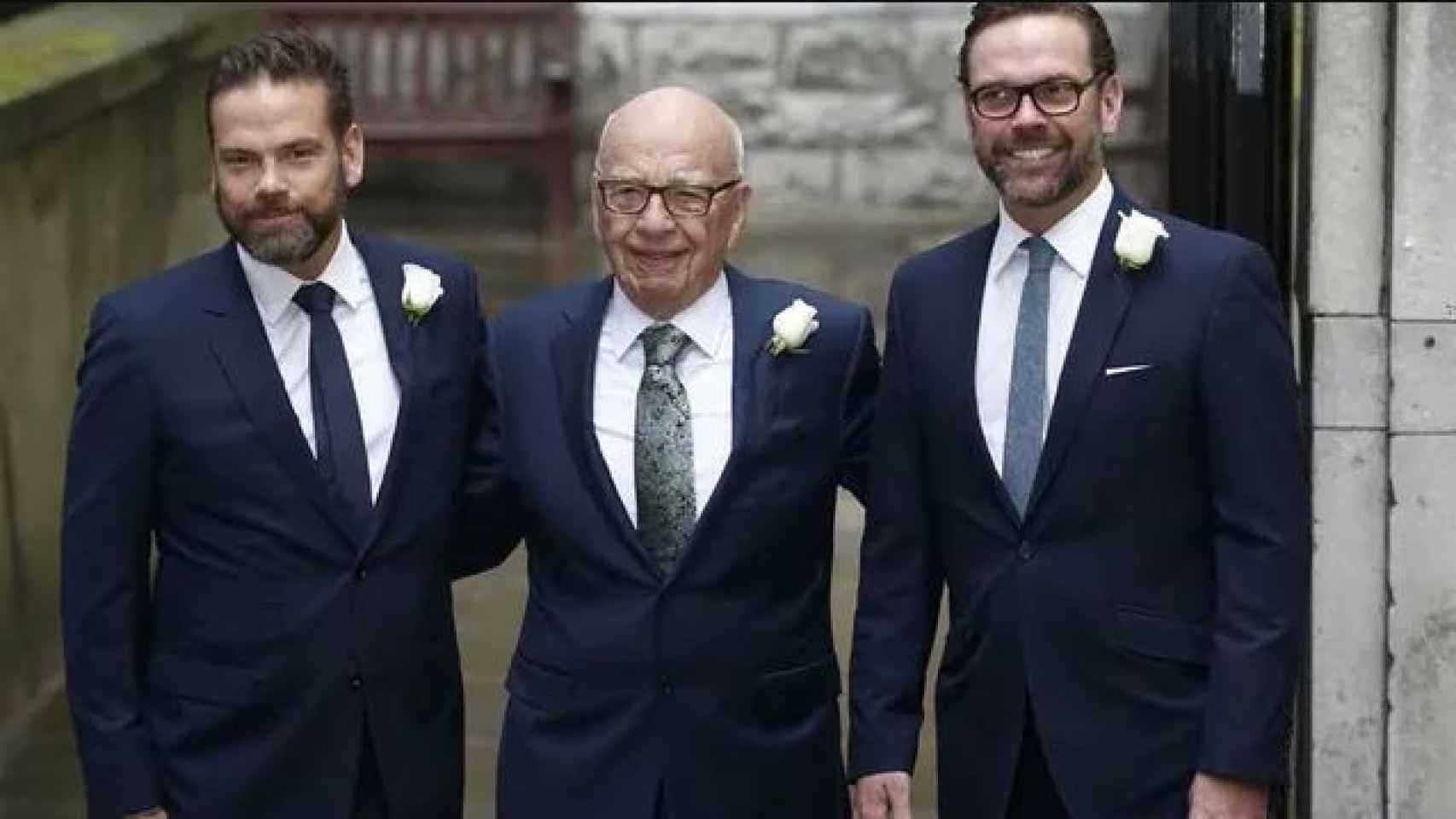 Rupert Murdoch, en el centro de la imagen, flanqueado por sus hijos Lanchlan (i.) y James (d.).