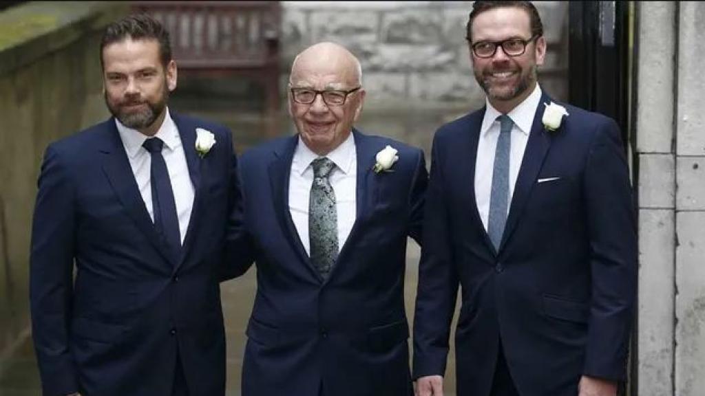 Rupert Murdoch, en el centro de la imagen, flanqueado por sus hijos Lachlan (i.) y James (d.).