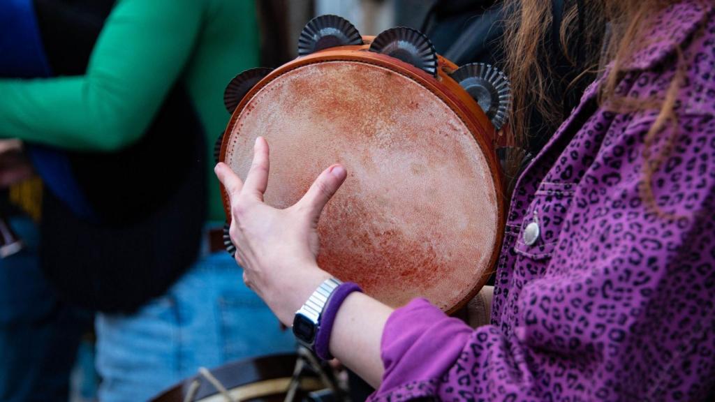 Mujer tocando la pandereta en Santiago de Compostela, foto de archivo.