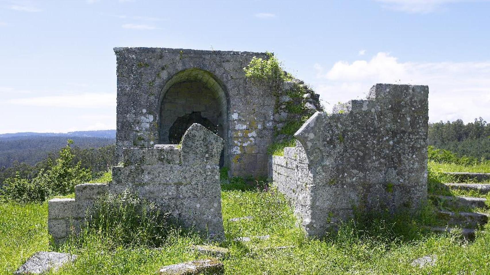 Algunos de los restos del Castillo de las Torres de Altamira en Brión. Foto: Turismo de Galicia