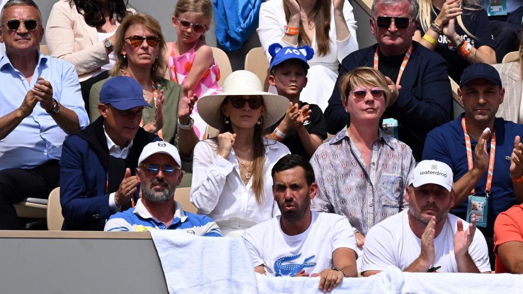 Carlos Gómez-Herrera, de blanco en el centro, con Goran Ivanisevic a su izquierda