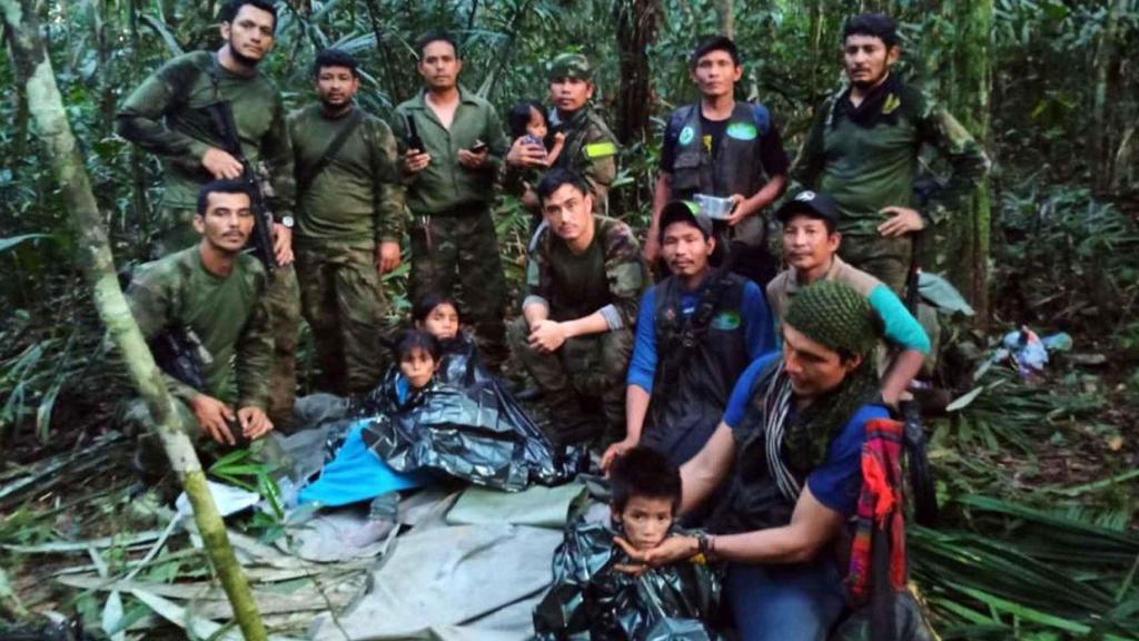 Militares colombianos del equipo de rescate, junto a los niños rescatados tras 40 días en la selva.