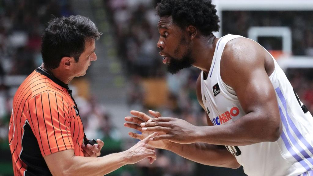 Yabusele dialoga con uno de los colegiados.