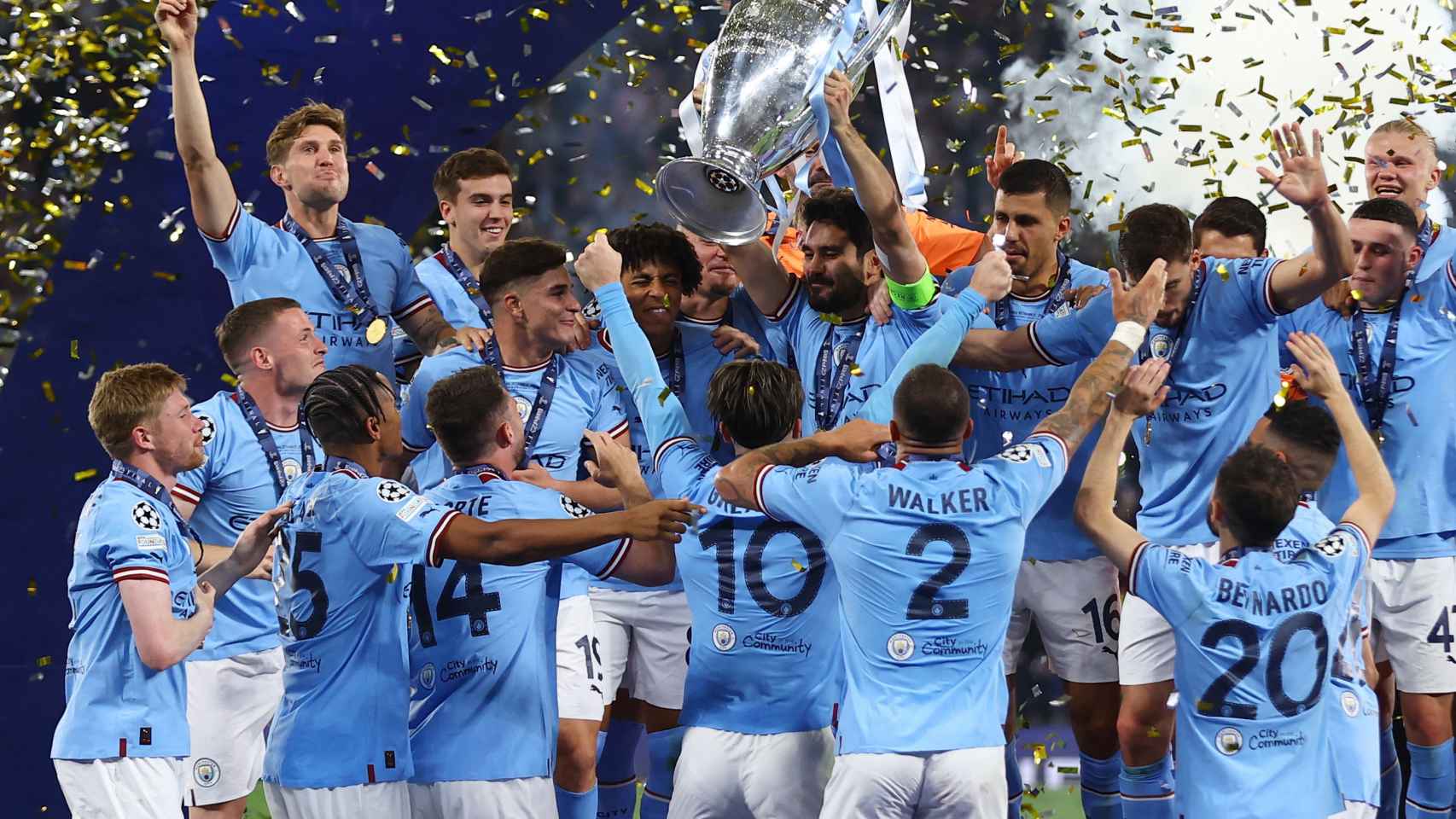 Los jugadores del Manchester City levantan el título.