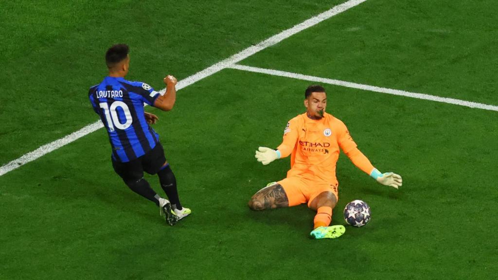 Ederson salva el gol de Lautaro Martínez en la segunda parte.