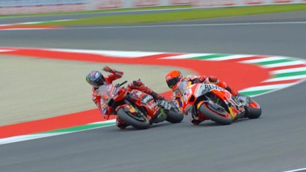 Pecco Bagnaia muestra su enfado con Marc Márquez, en la sesión de clasificación en Mugello.