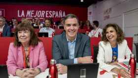 Pedro Sánchez junto a María Jesús Montero y Cristina Narbona en el Comité Federal del PSOE. Foto: Pérez Meca / Europa Press.