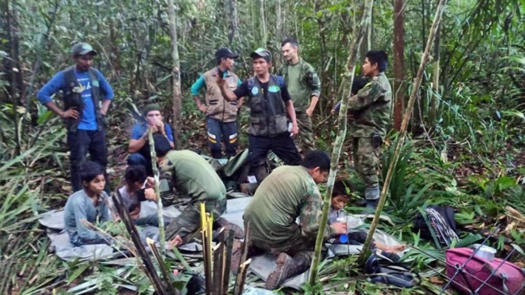 Los niños rescatados en la selva amazónica colombiana.