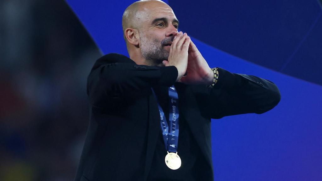 Guardiola, con su medalla de campeón de la Champions.