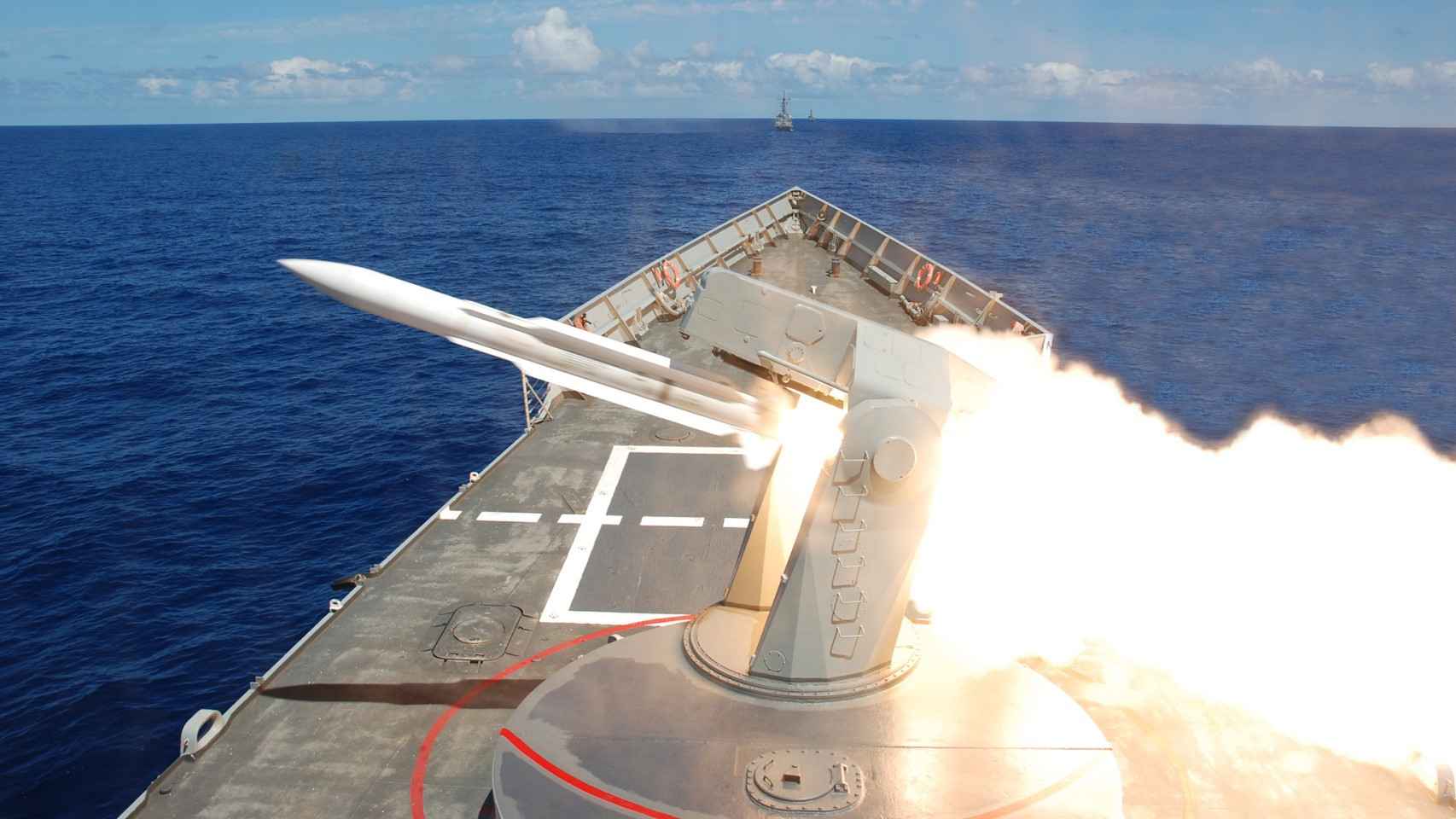 Lanzamiento de misil desde la cubierta de la fragata Navarra