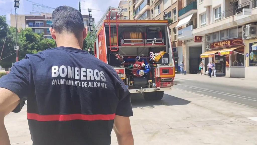 Uno de los bomberos municipales de Alicante.