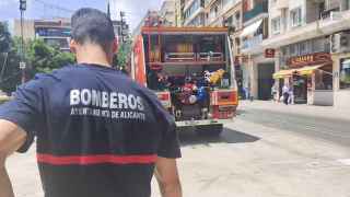Los bomberos revisan los edificios más altos de Alicante para evaluar el riesgo de un incendio como el de València