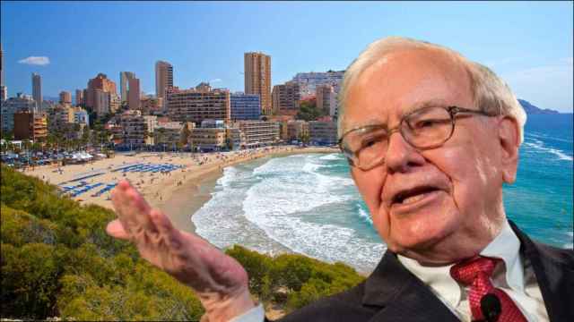 Warren Buffett en una composición con el litoral alicantino de fondo.