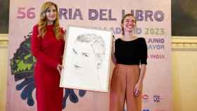 La viceconsejera de Acción Cultural, Mar Sancho, entrega el Premio de la Crítica de Castilla y León a Violeta Gil por ‘Llego con tres heridas’