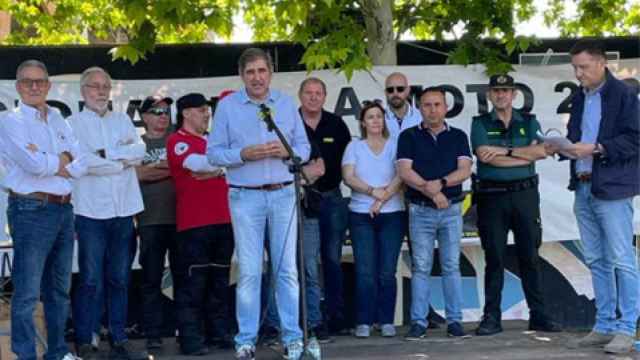 El alcalde de Íscar, José Andrés Sanz, lee el comunicado