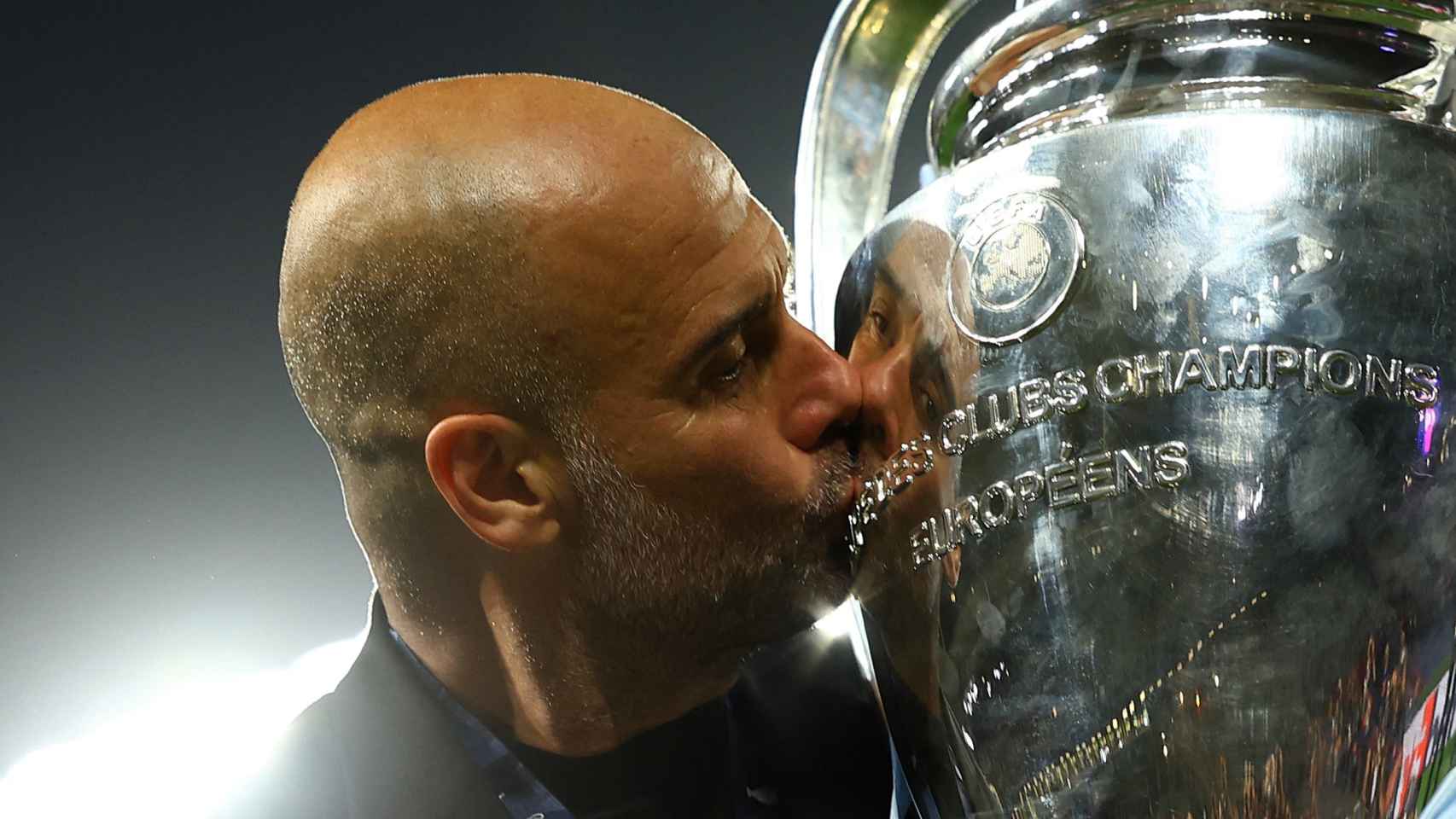 Pep Guardiola, besando la 'Orejona', el trofeo de la Champions League en la temporada 2022/2023