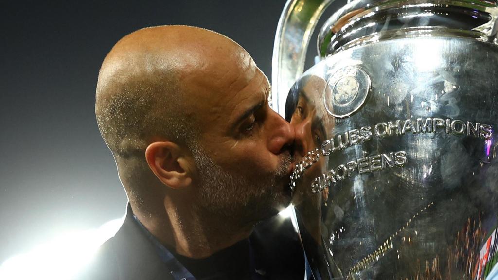 Pep Guardiola, besando la 'Orejona' tras la victoria del Manchester City en la final de la Champions League