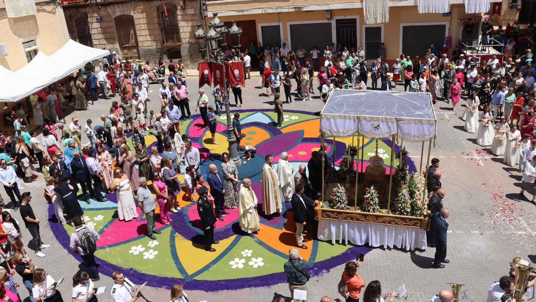 Las alfombras de serrín congregan a más de 12.000 personas en Elche de la Sierra (Albacete)