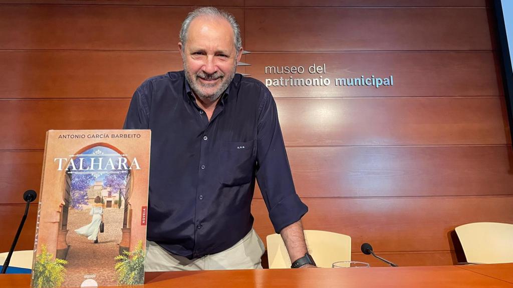 Antonio García Barbeito en la presentación de su novela, Talhara