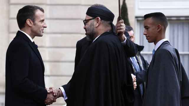 El presidente de Francia, Emmanuel Macron, saluda a Mohamed VI, rey de Marruecos.