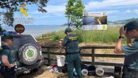 Actuación de la Guardia Civil en una playa de Bergondo (A Coruña)