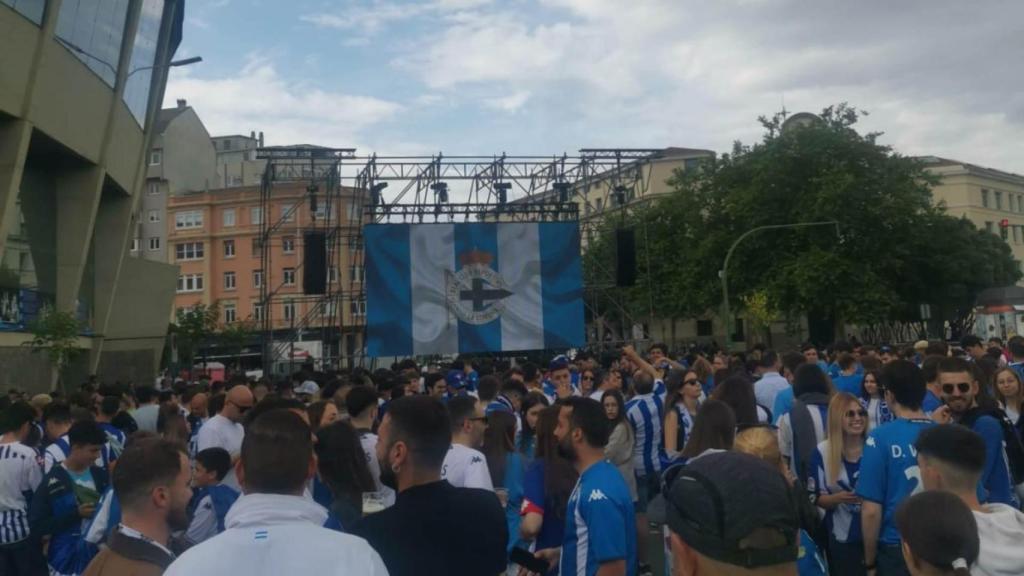 Pantalla gigante instalada en la explanada de Riazor.