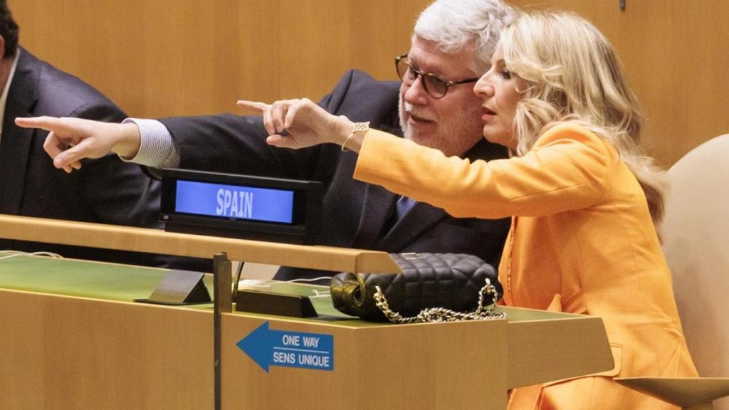 Agustín Santos con Yolanda Díaz, líder de Sumar, en la ONU.