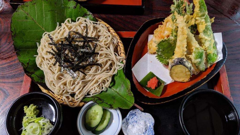 Plato de fideos soba fríos con caldo frío para mojar que probé en Takayama