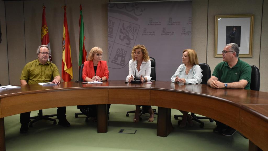 Reunión de la la directora general de Vivienda de la Junta de Castilla y León, María Pardo con Francisco Guarido, Jesús María Prada, Leticia García e Isabel Prieto