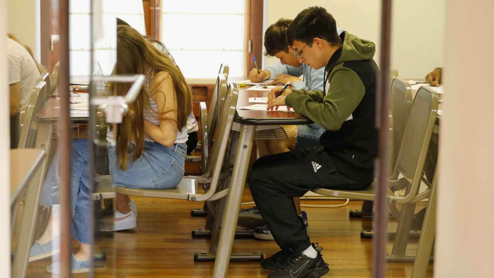 Alumnos durante su primer examen de EvAU en el campus de San Pedro Mártir (Toledo)