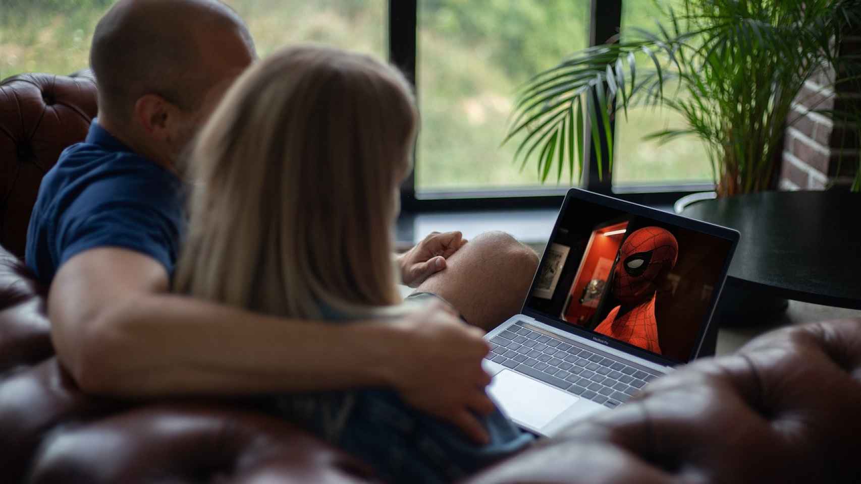 Una pareja viendo una película desde su ordenador.