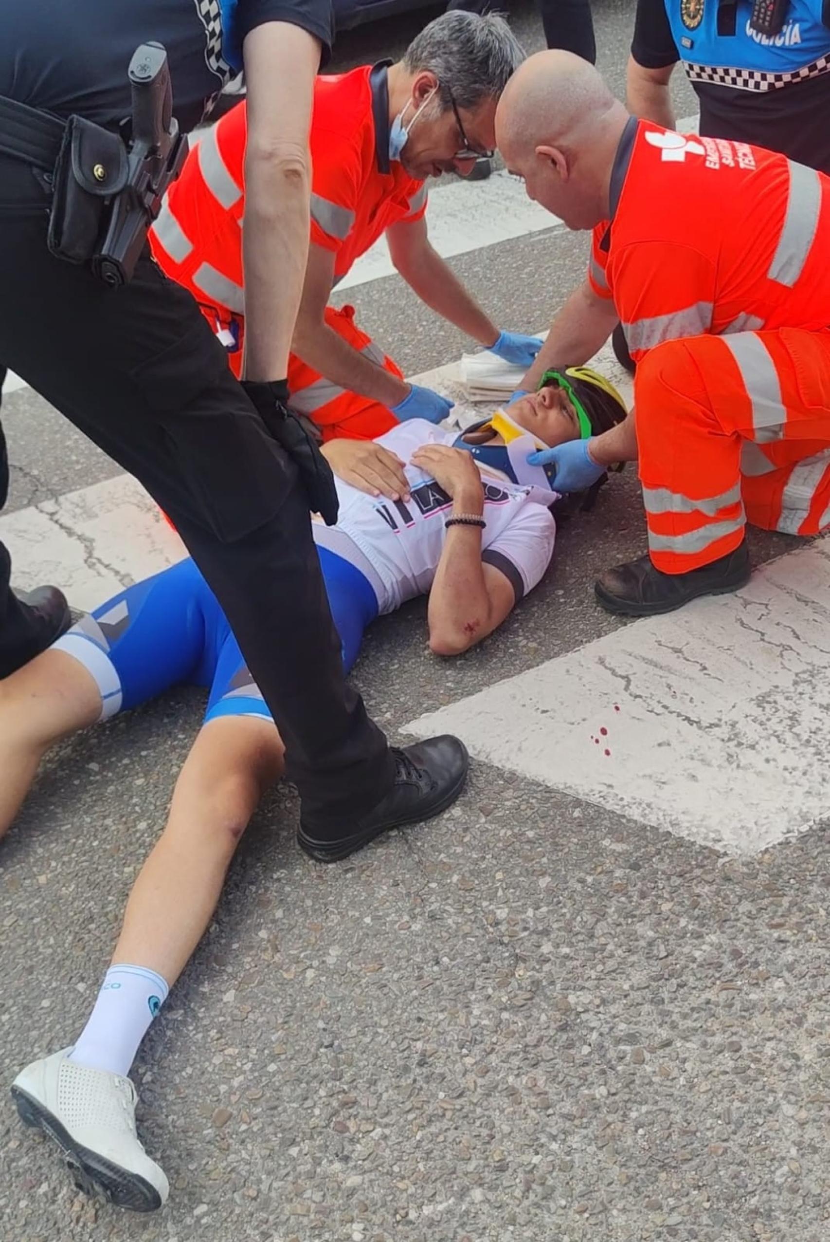 El ciclista Álvaro Barros, atendido por los servicios de emergencias tras ser atropellado en la avenida Gijón