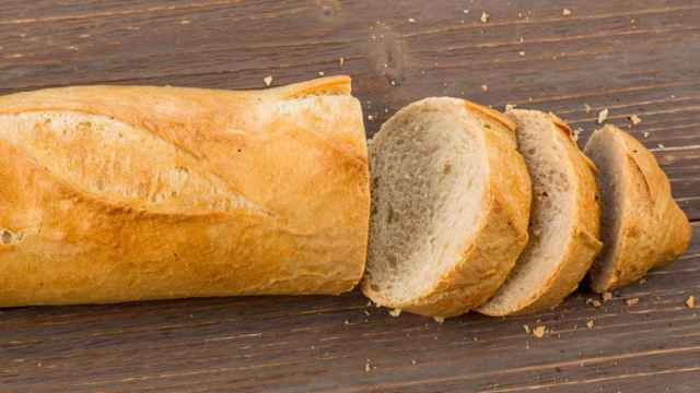 Una barra de pan blanco hecha con harina refinada.