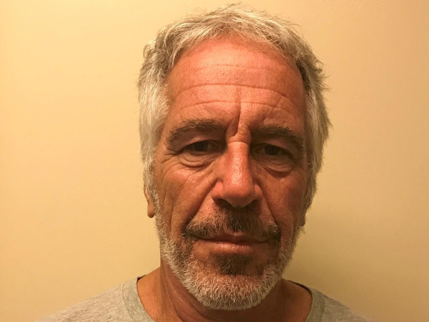 Jeffrey Epstein en una foto tomada para el registro de delincuentes sexuales de la División de Servicios de Justicia Criminal de Nueva York.