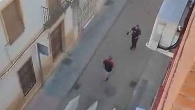 Secuencia del vídeo en el que el policía de Andújar mantiene un forcejeo con el agresor y le dispara a un compañero.