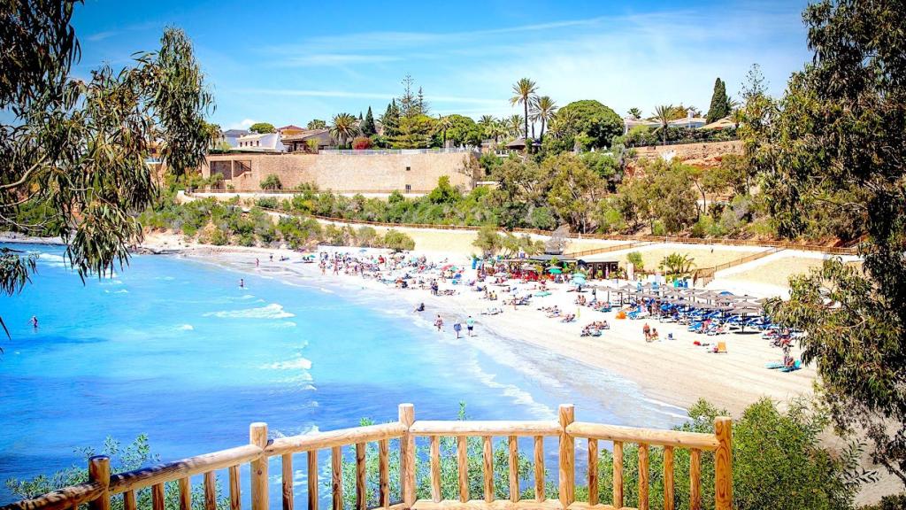 El fallecido ha aparecido en la playa de Cabo Roig, en la imagen La Caleta en esta área.