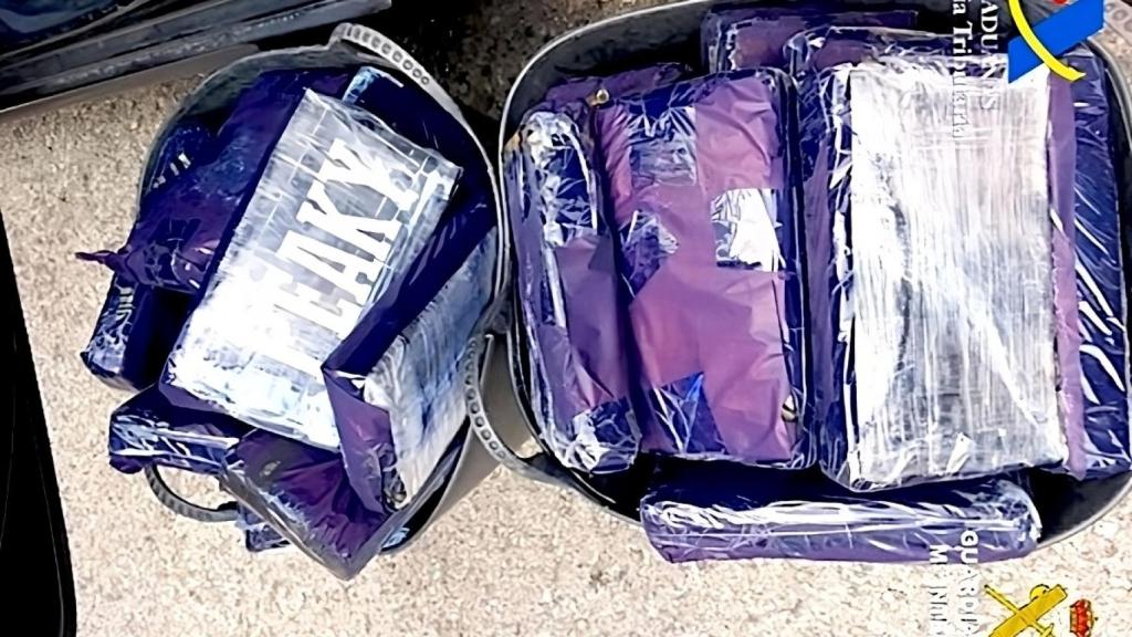 Una de las bolsas en las que han escondido la droga dentro del contenedor en Valencia.