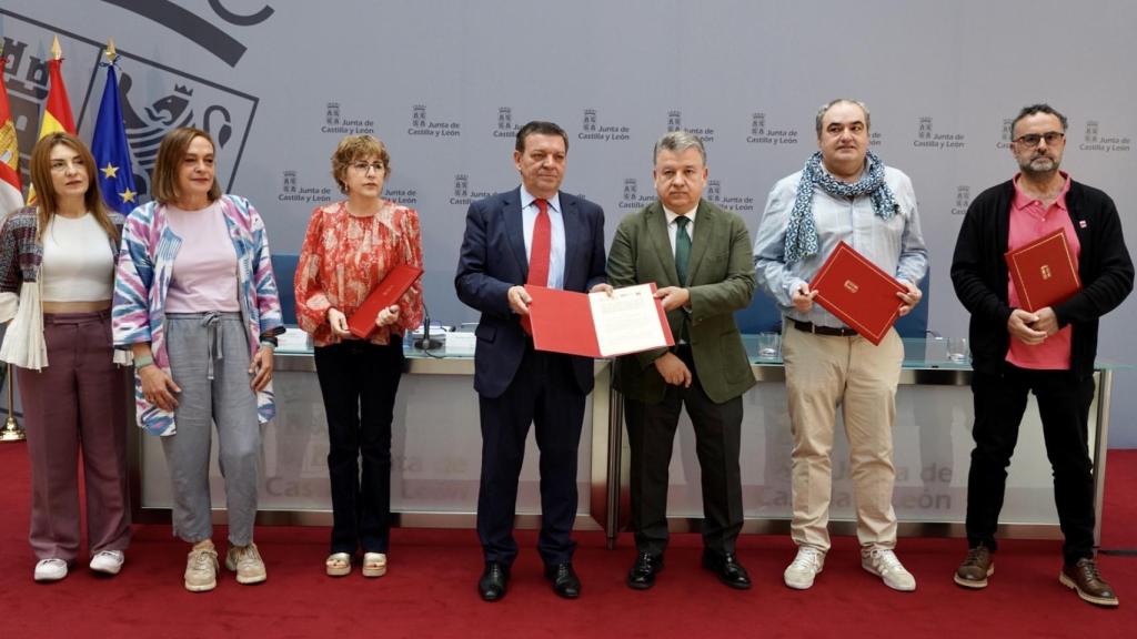 Los representantes de los sindicatos y el consejero de la Presidencia, Luis Miguel González Gago, durante la firma del convenio colectivo del personal laboral de la Junta el pasado mes de junio