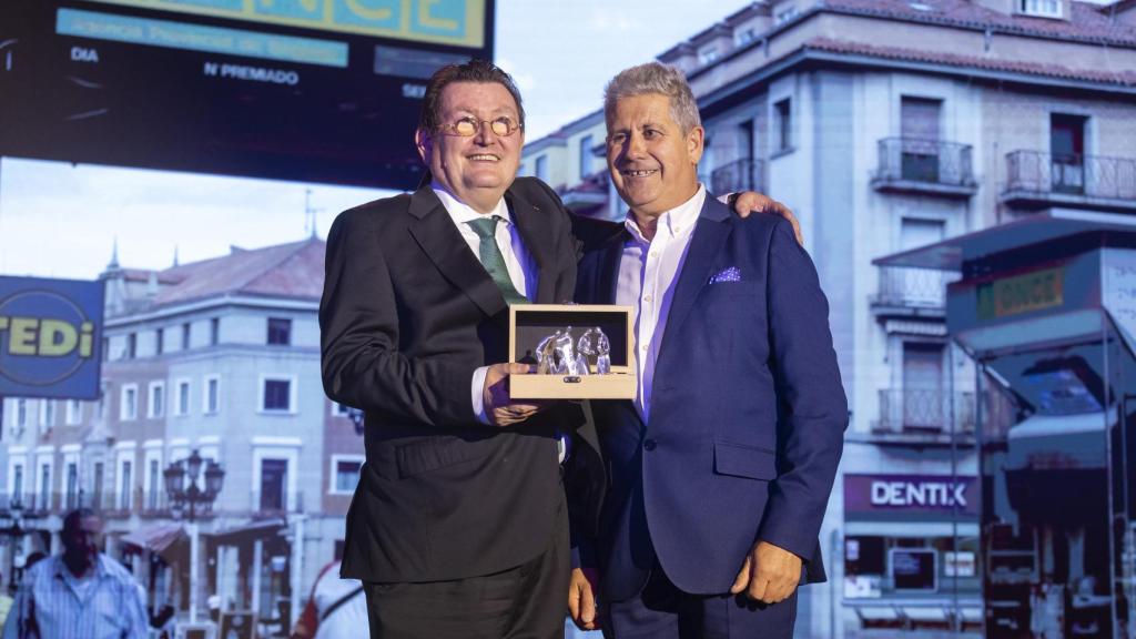 Carlos Alberto, a la derecha, recogiendo su premio como mejor vendedor de la ONCE en Castilla y León